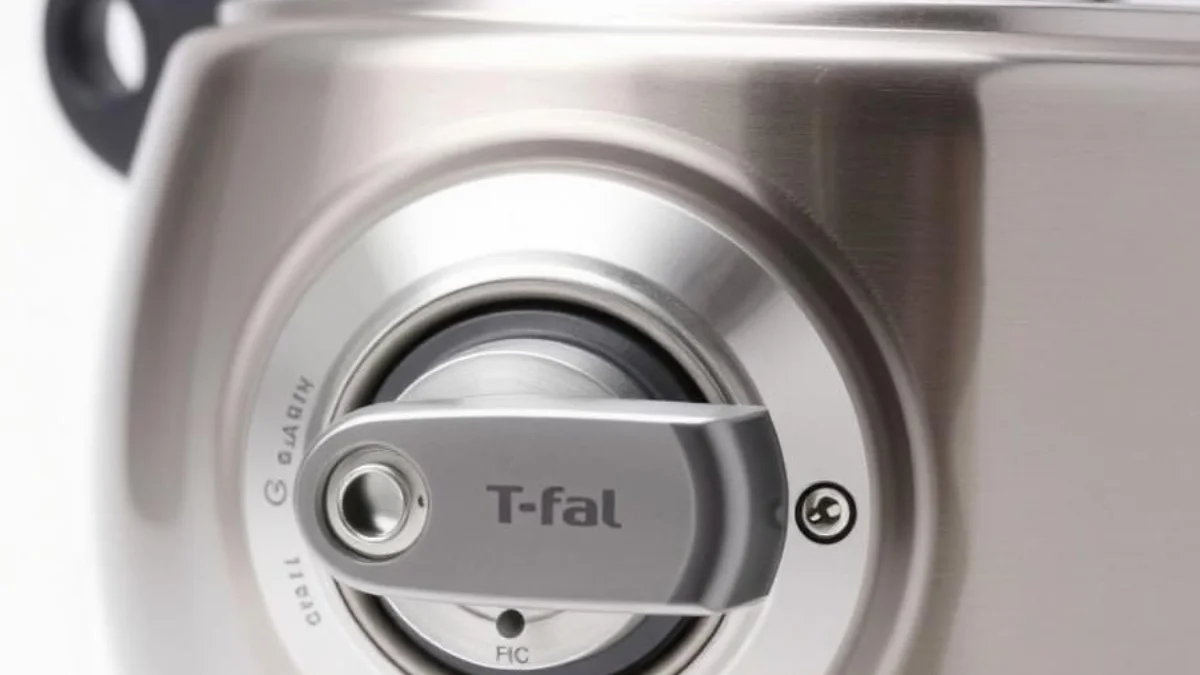 T-fal Clipso Stainless Steel Pressure Cooker locking mechanism