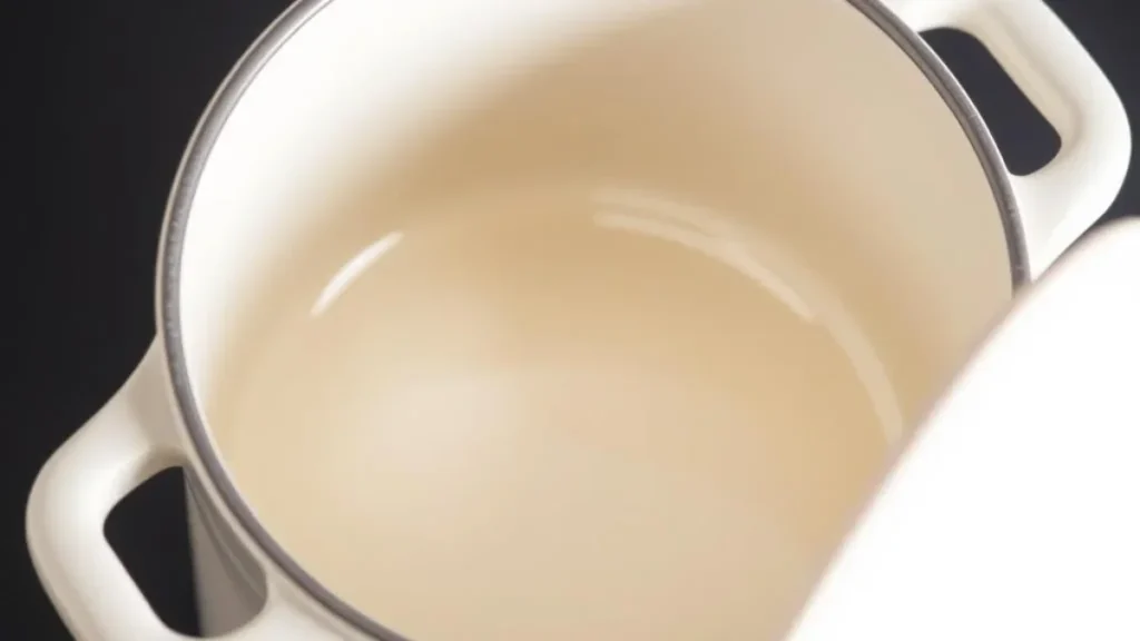 Stainless Steel vs Ceramic vs Enamel Stockpots: Which Material Is Best for Large Families? 4 Ceramic-coated stockpot interior showing best stockpot material for non-stick cooking